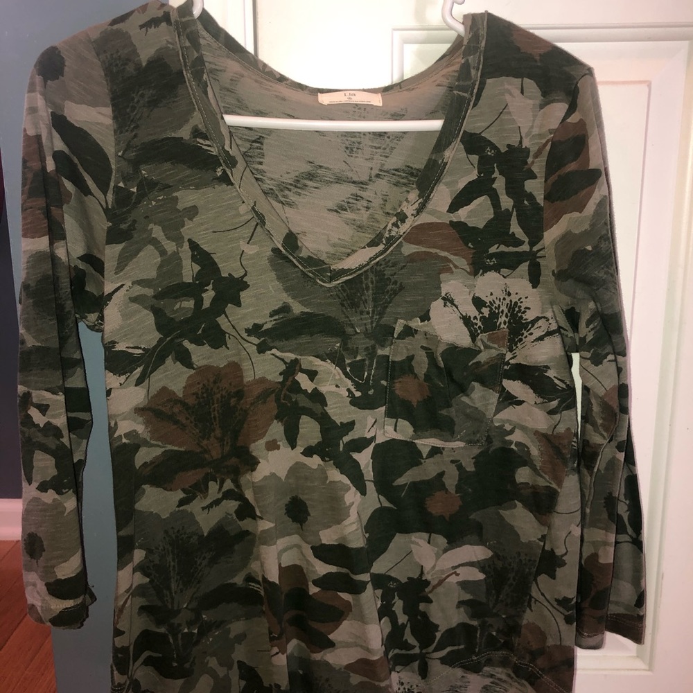 t.la Anthropologie NWOT vneck camo floral top